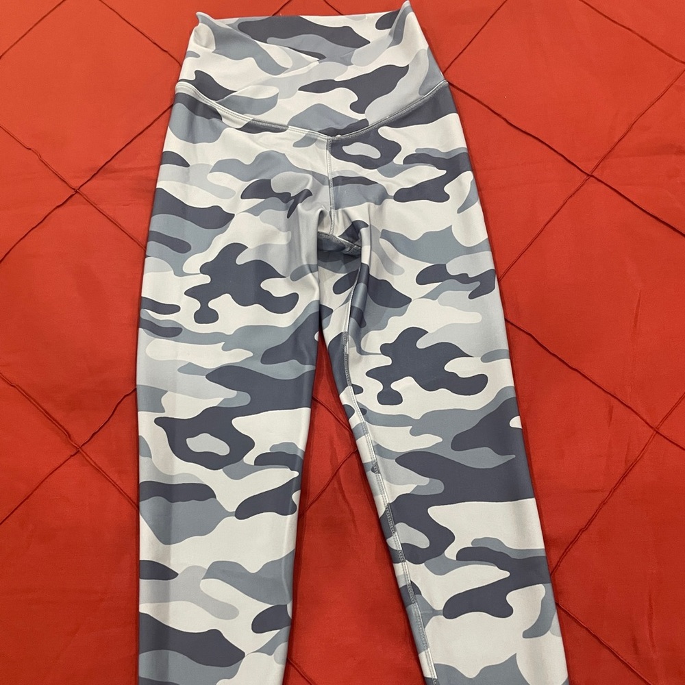 Crosswaist camo leggings